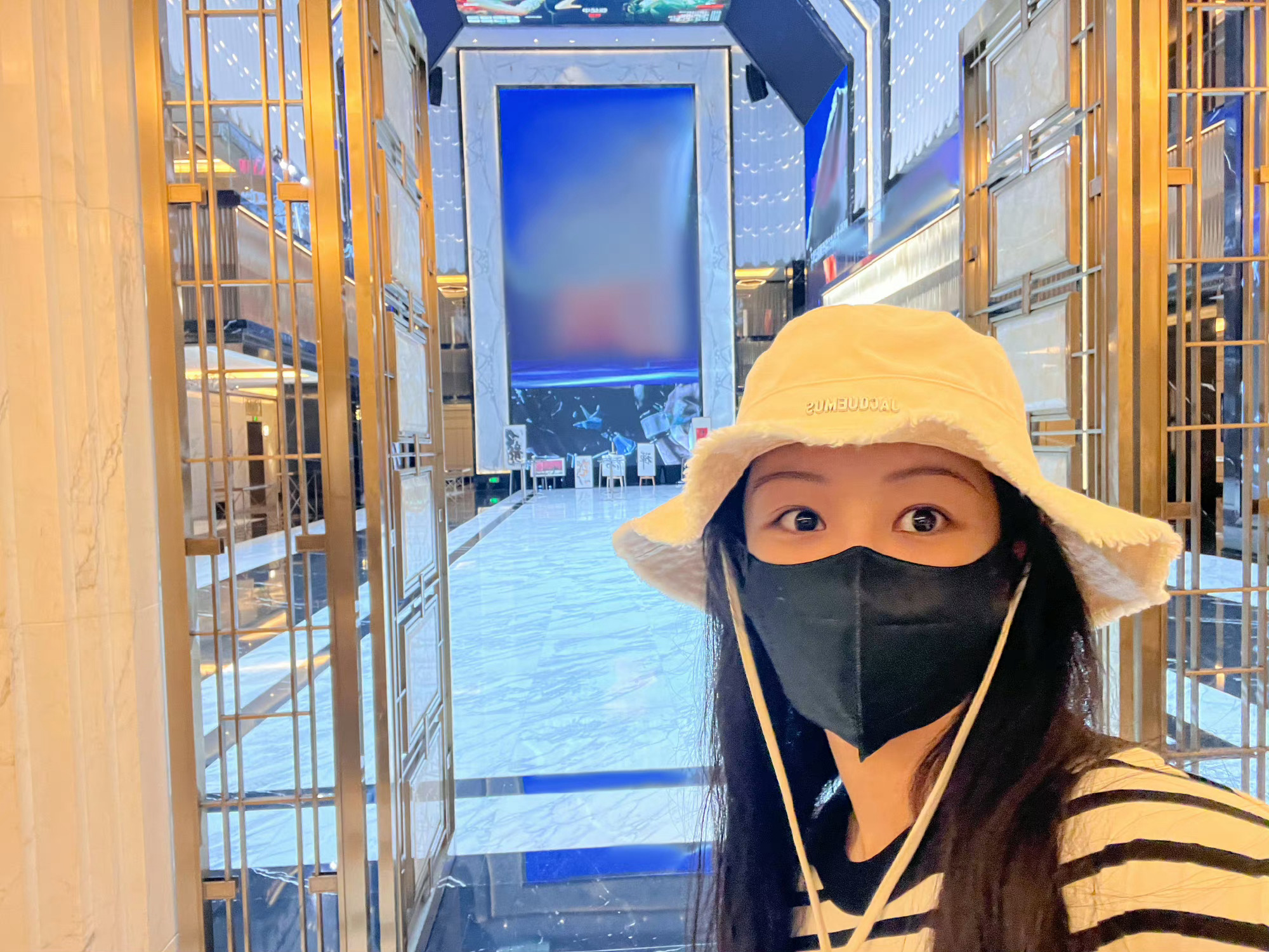 紫中秋自拍这张背景 像不像承欢记里面求婚那个酒店 她这期间也去过上海吧[偷笑] 