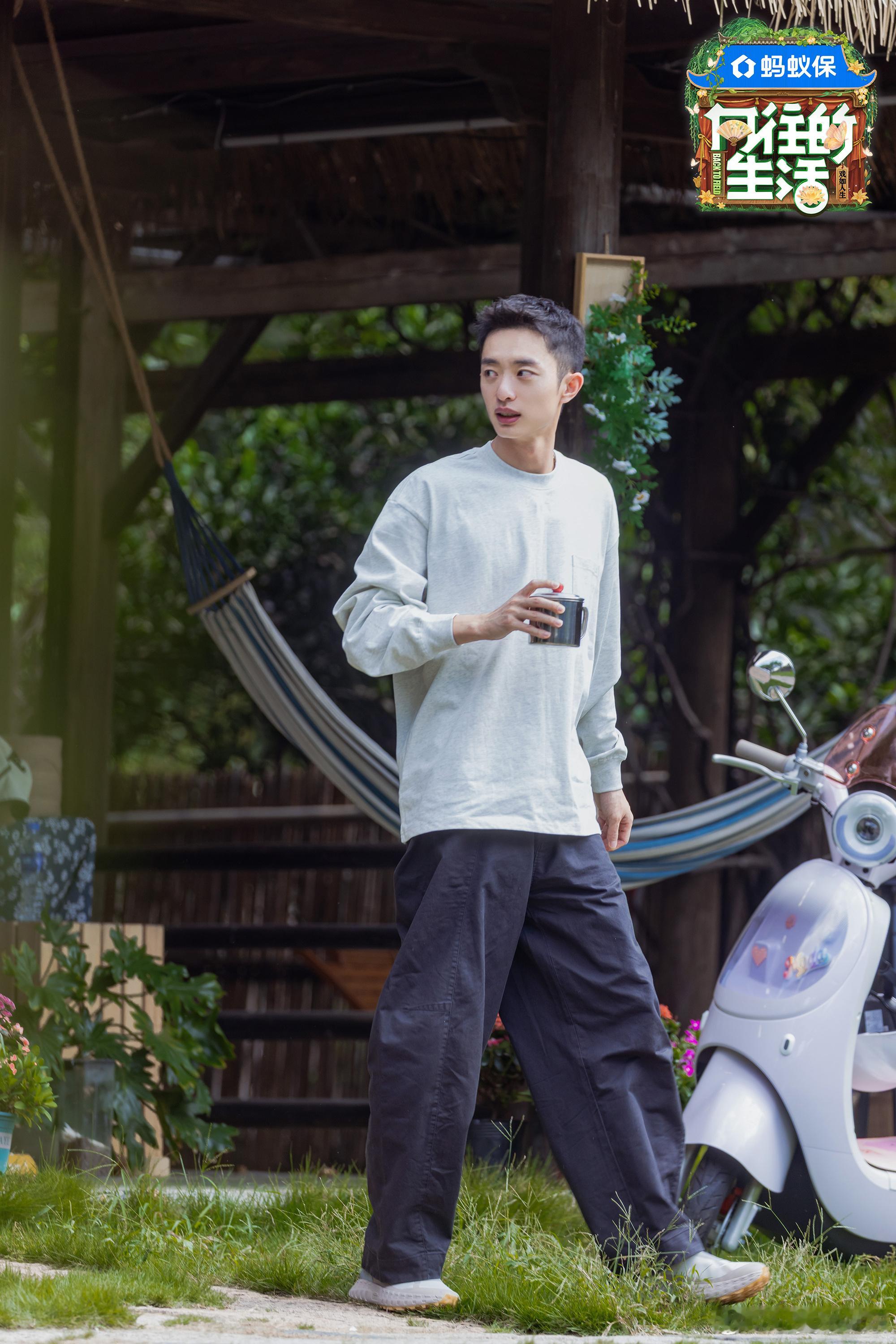 哈哈哈白宇帆拉着行李箱去节目，装的全是陕西特产，石榴柿子香喷喷，不知道的还以为是