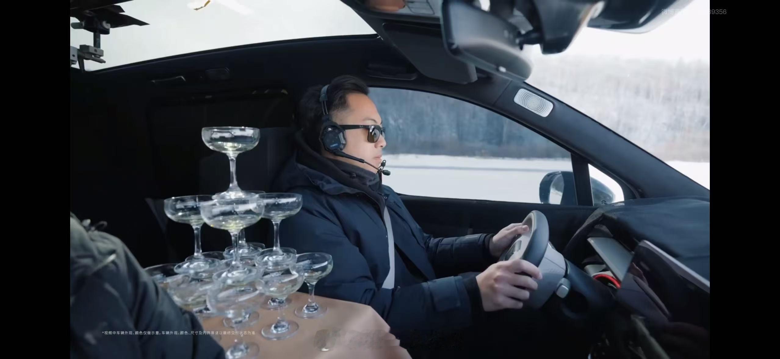 蔚来ES9 天行底盘解决了大型SUV两个最大的痛点——难开、颠簸。 开起来像小车