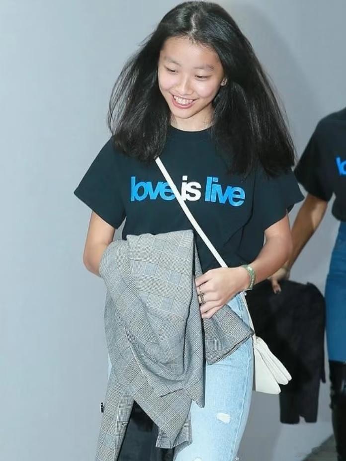 曝陈奕迅带女儿上音综国粤无双羡慕两个字说累了，陈奕迅女儿出道即巅峰，不用打拼就有