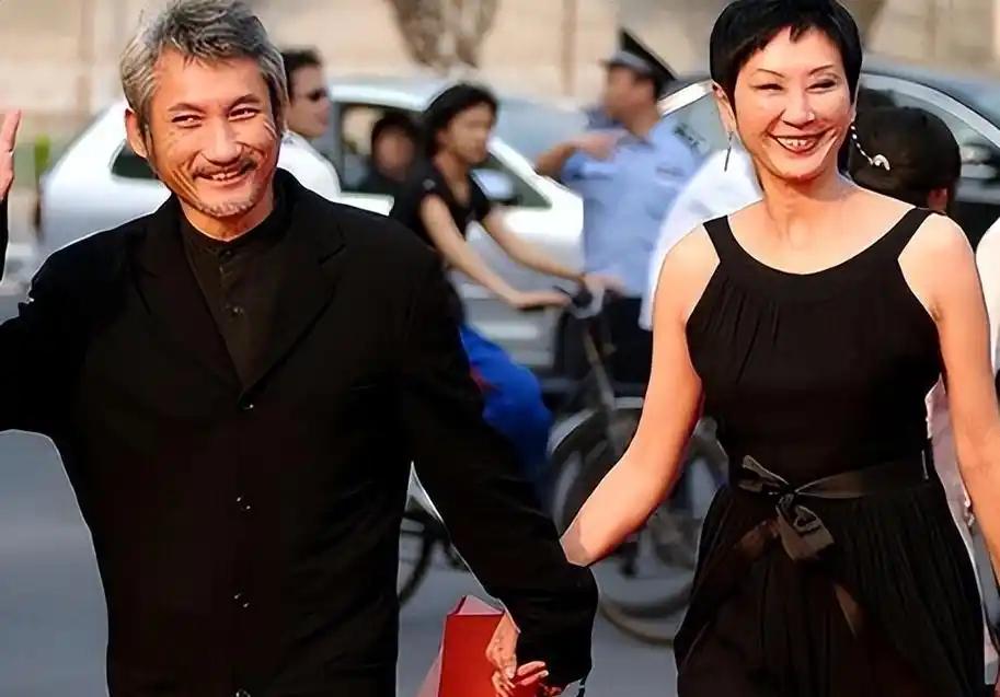 李冰冰的白发是她和施南生之间最短的墓志铭。
 
一个75岁走了，无儿无女，一个5