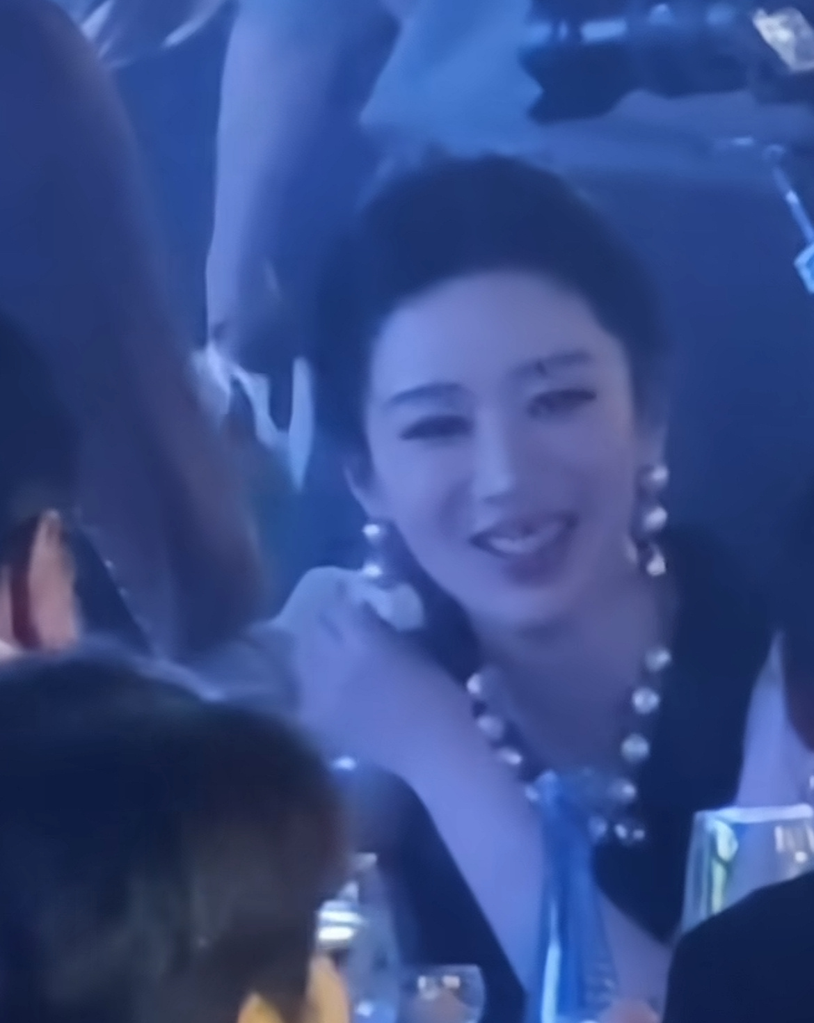 杨紫以为自己耳环掉了一个应该是这样子：别人说你的耳环好特别哦，一边三个，一边两个
