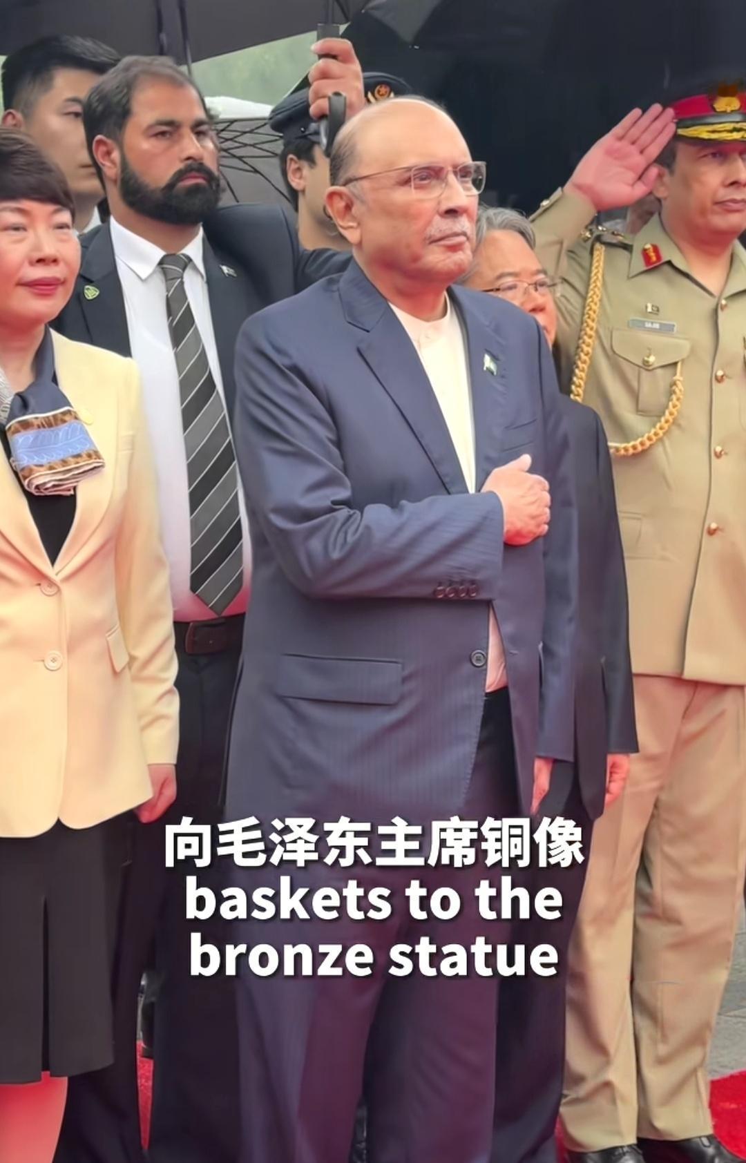 “他也是毛主席的学生”

巴基斯坦总统扎尔达里先生访华，去了韶山毛主席故居。
