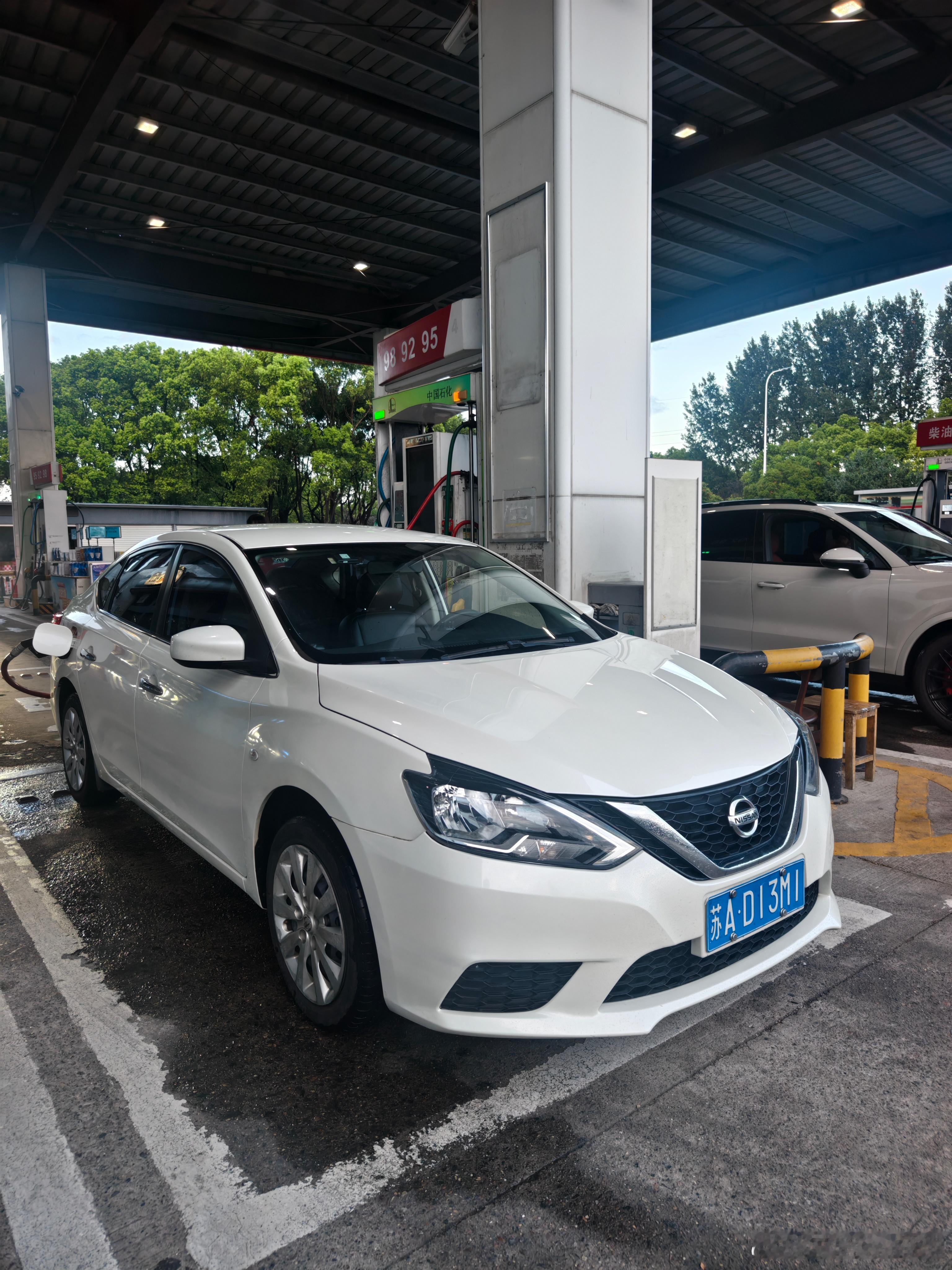 昨天再常州临时租了台经典轩逸用了半天，138加高速费在加51的油钱，这200块钱