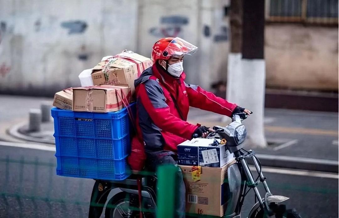 中国人的善良是刻在基因里的，前天我去燕郊找大学同学，他的公司在5楼，我跟一个50
