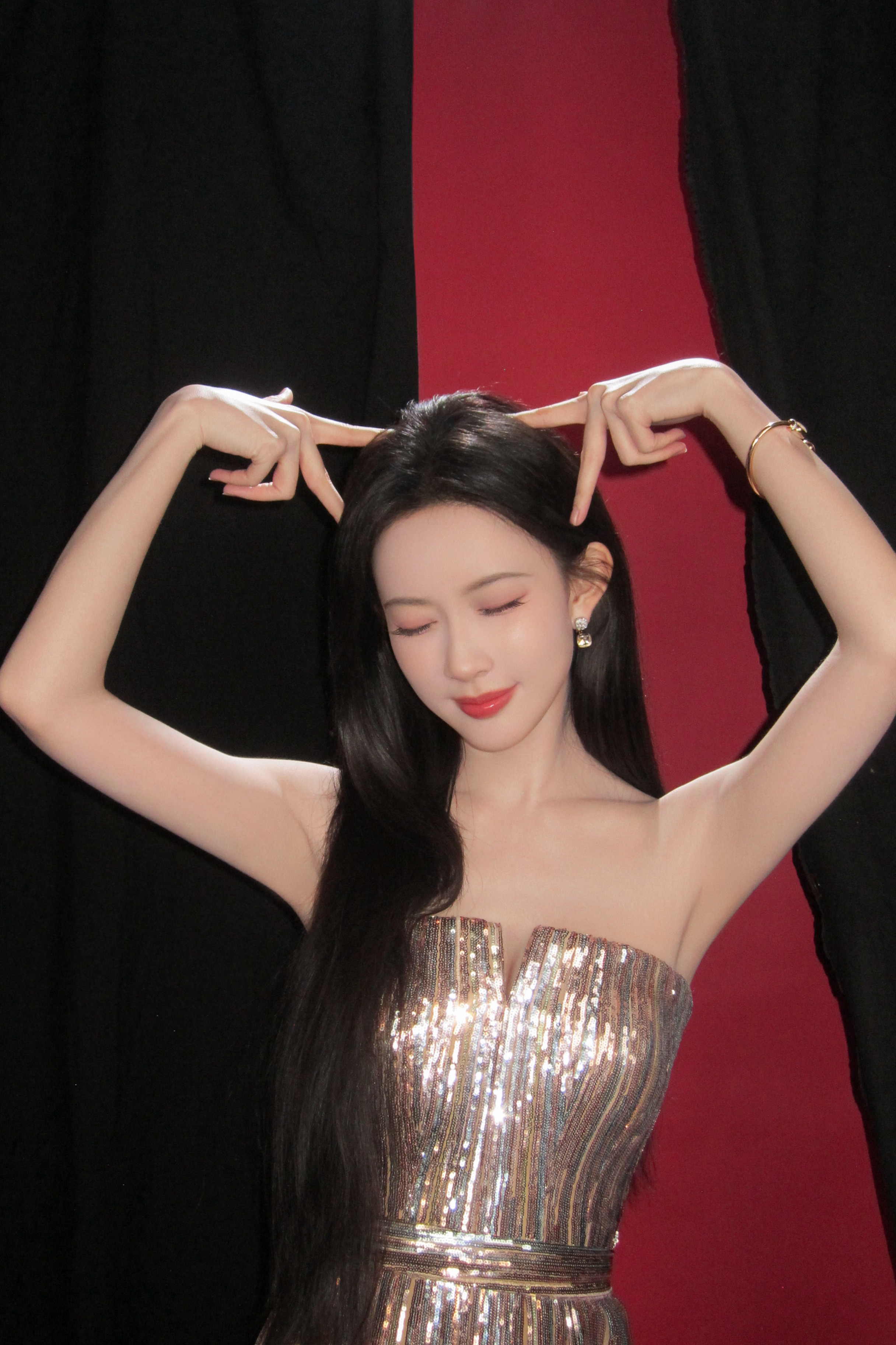 孟子义今日出席耀客华影耀彩新剧盛典，身着一袭Elie Saab亮片抹胸礼服搭配P