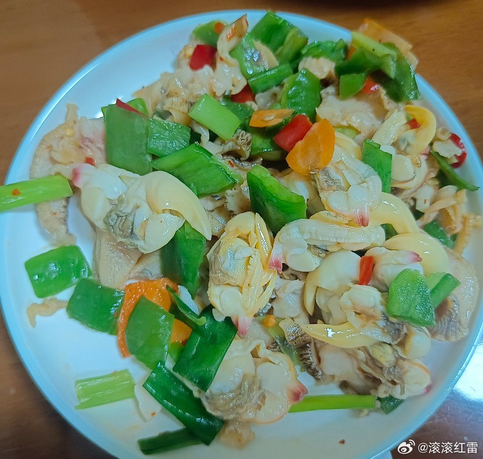 东北夏日灵魂套餐｜冰镇酸甜冷面搭配爆炒鲜贝，一口凉面一口海鲜，闷热瞬间消散，小城