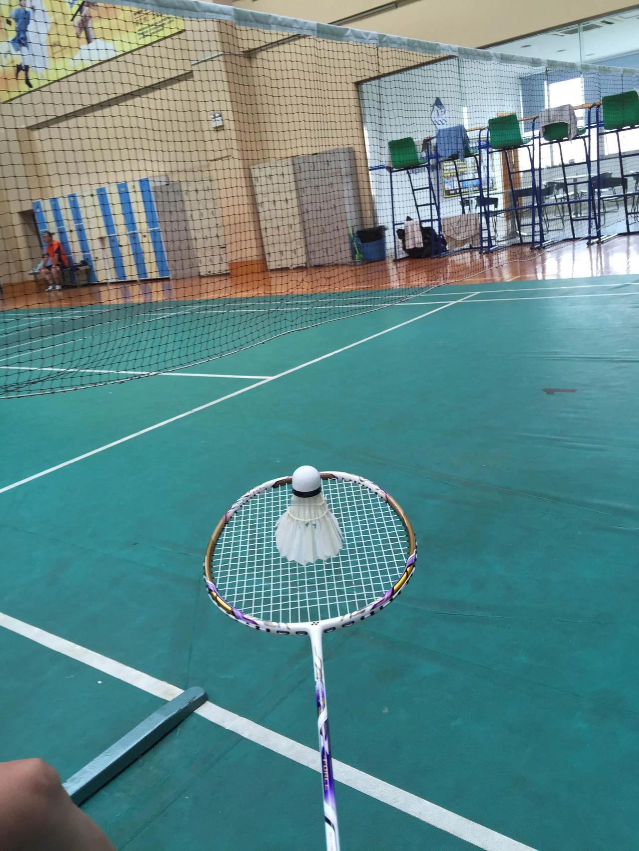 独自打羽毛球
#记录我的2024#
我在乡村小学上学时，没有见过羽毛球，更谈不上