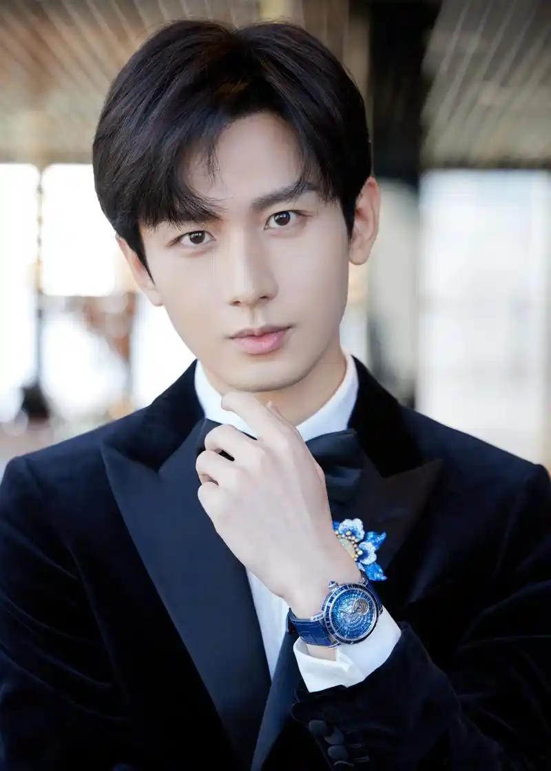 成毅和欢瑞的合同到期啦。欢瑞其实挺有实力的，像早年的李易峰，还有杨紫、任嘉伦、成