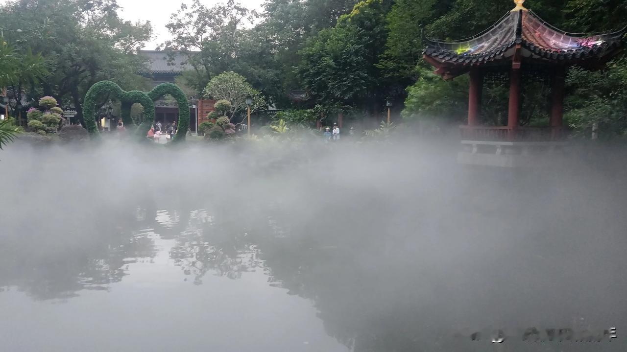 仙境般的雾气缭绕，仿若进入世外桃源。轻雾缭绕间，山水若隐若现，空气清新宜人，一切