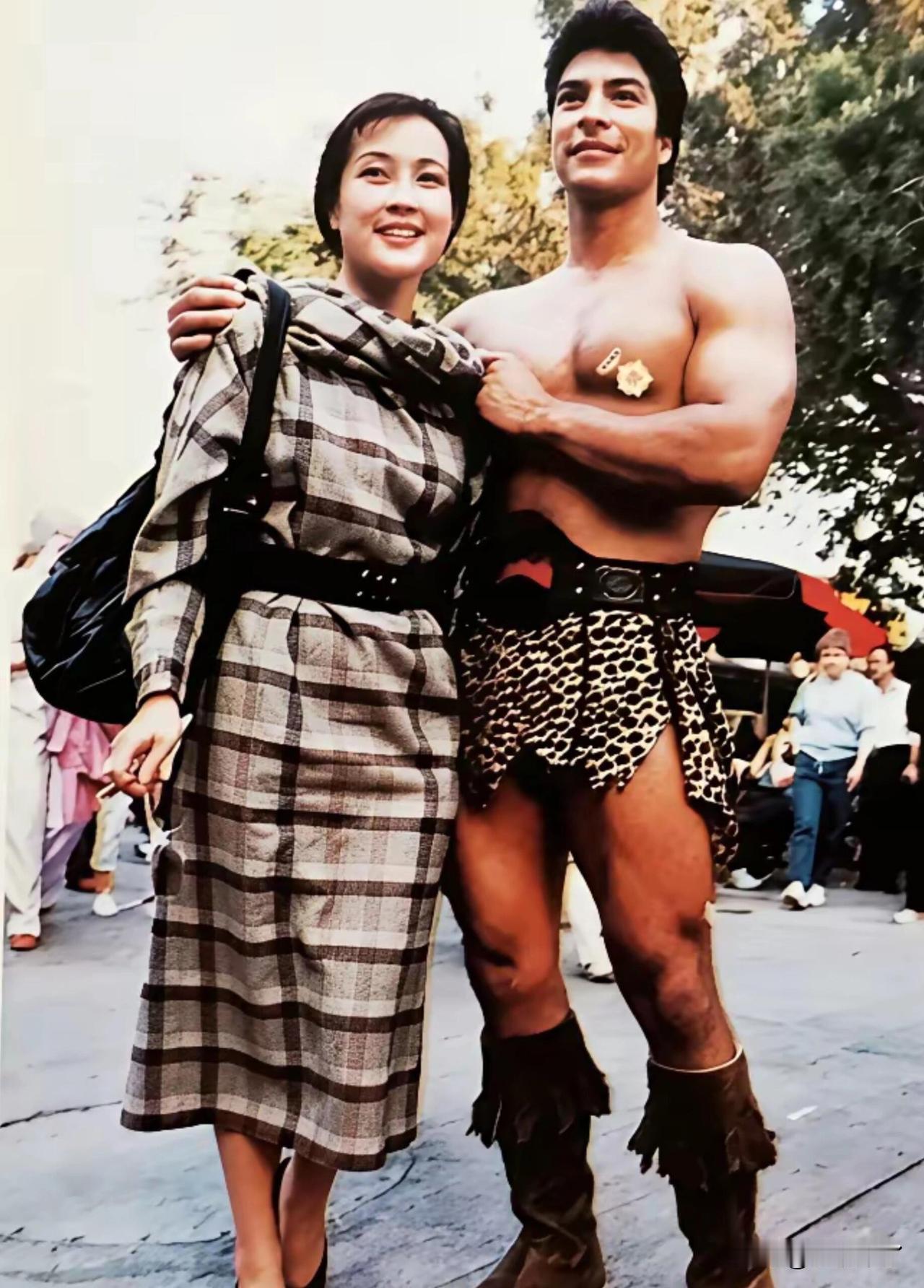 80年代事业巅峰期的刘晓庆出访海外，留下一张与外籍男士的珍贵合照。她身穿格纹长大