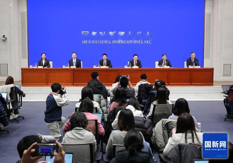 证监会吴清听取投资者建议 证监会连续两天召开多场座谈会，听取上市公司、机构和专家