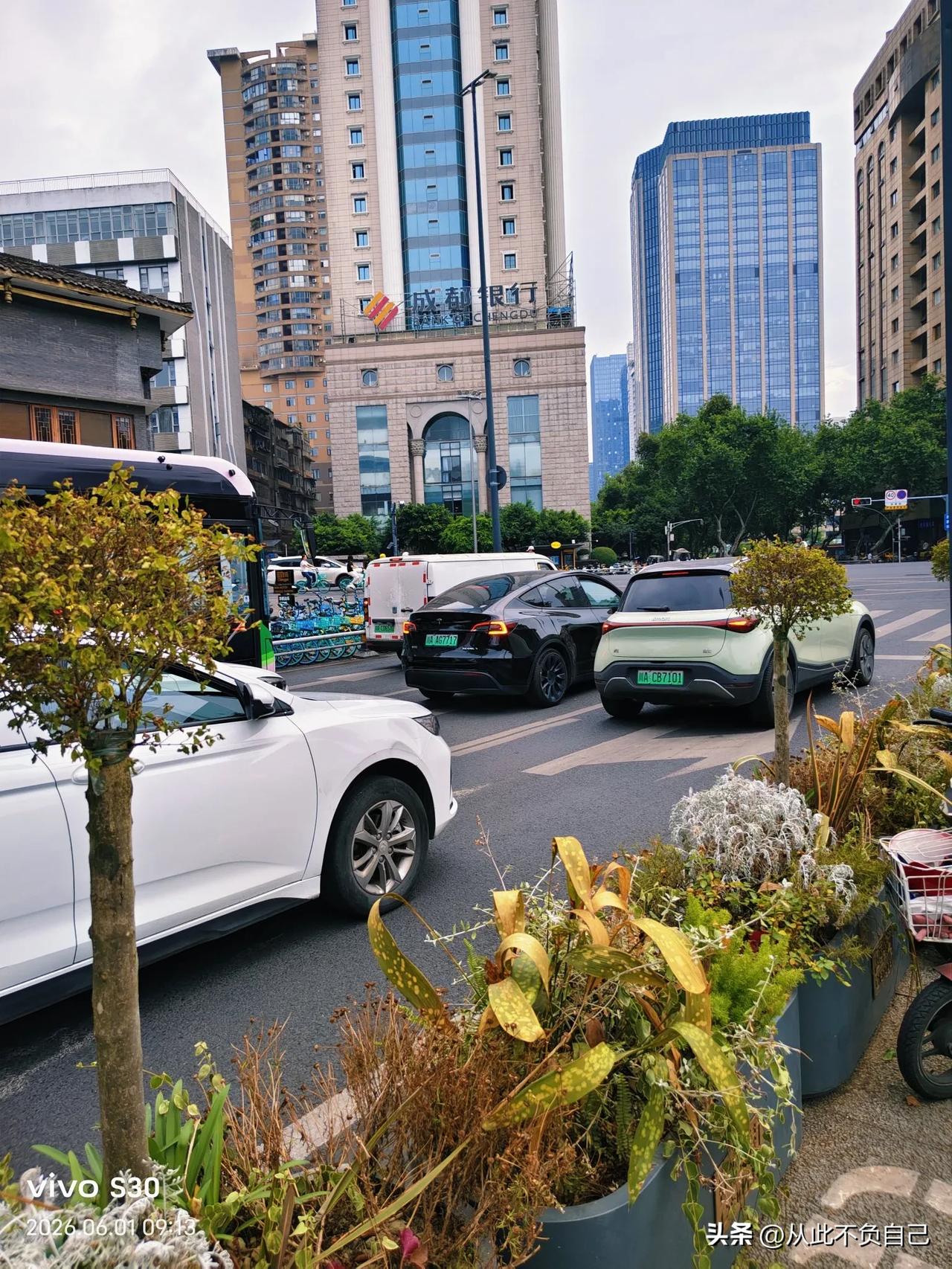 经过成都一个路口，突然发现，这个城市的新能源汽车已经普及到这个程度了！
这是笔者