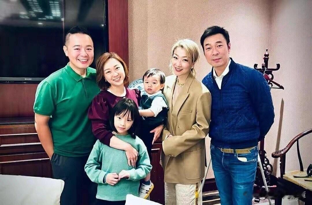 51岁郑秀文与许志安共同出席家庭聚会，夫妻恩爱如初。

照片中，郑秀文身着卡其色