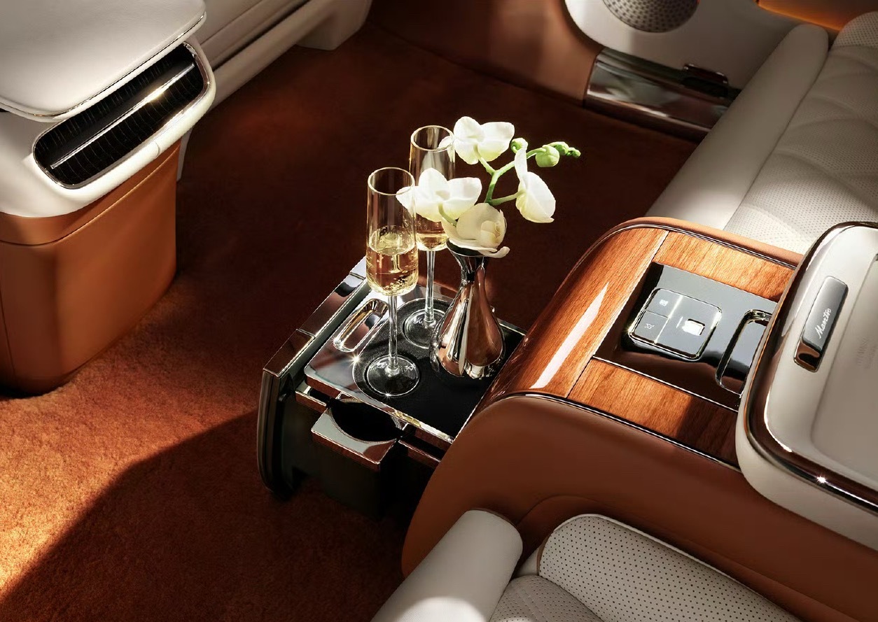 不要在车里放小玩偶了你的车，有放吗 