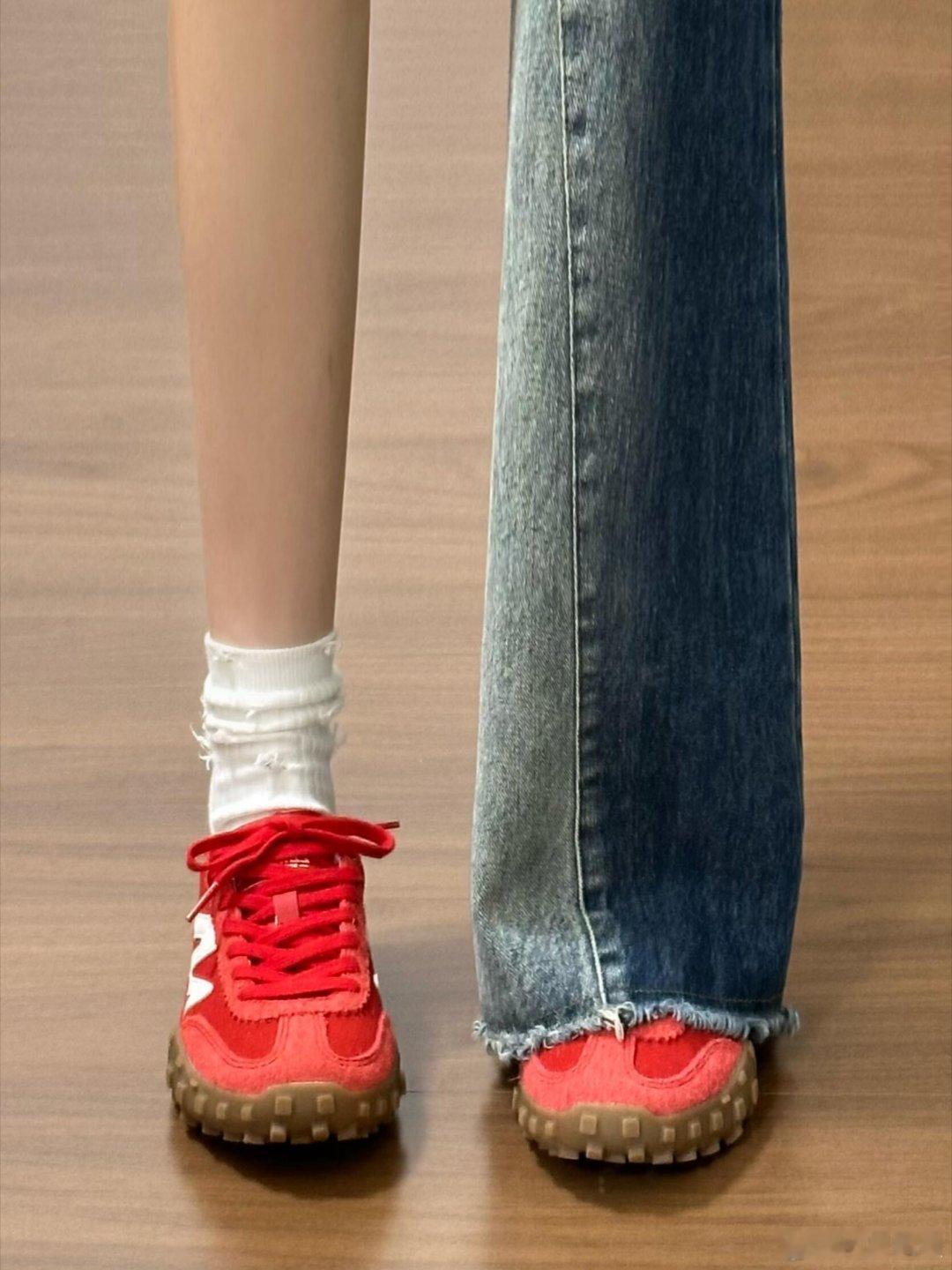 这是一双充满活力的运动鞋。鞋子以鲜艳的红色为主色调，视觉冲击力强，十分吸睛。鞋面