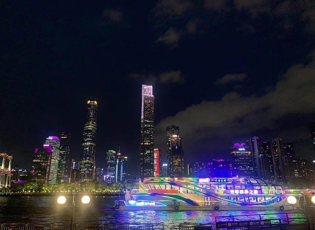 人间岁岁年年 谁敢说如愿夜观江边城市夜景 广州珠江夜景 城市地标夜景 广州夜游珠
