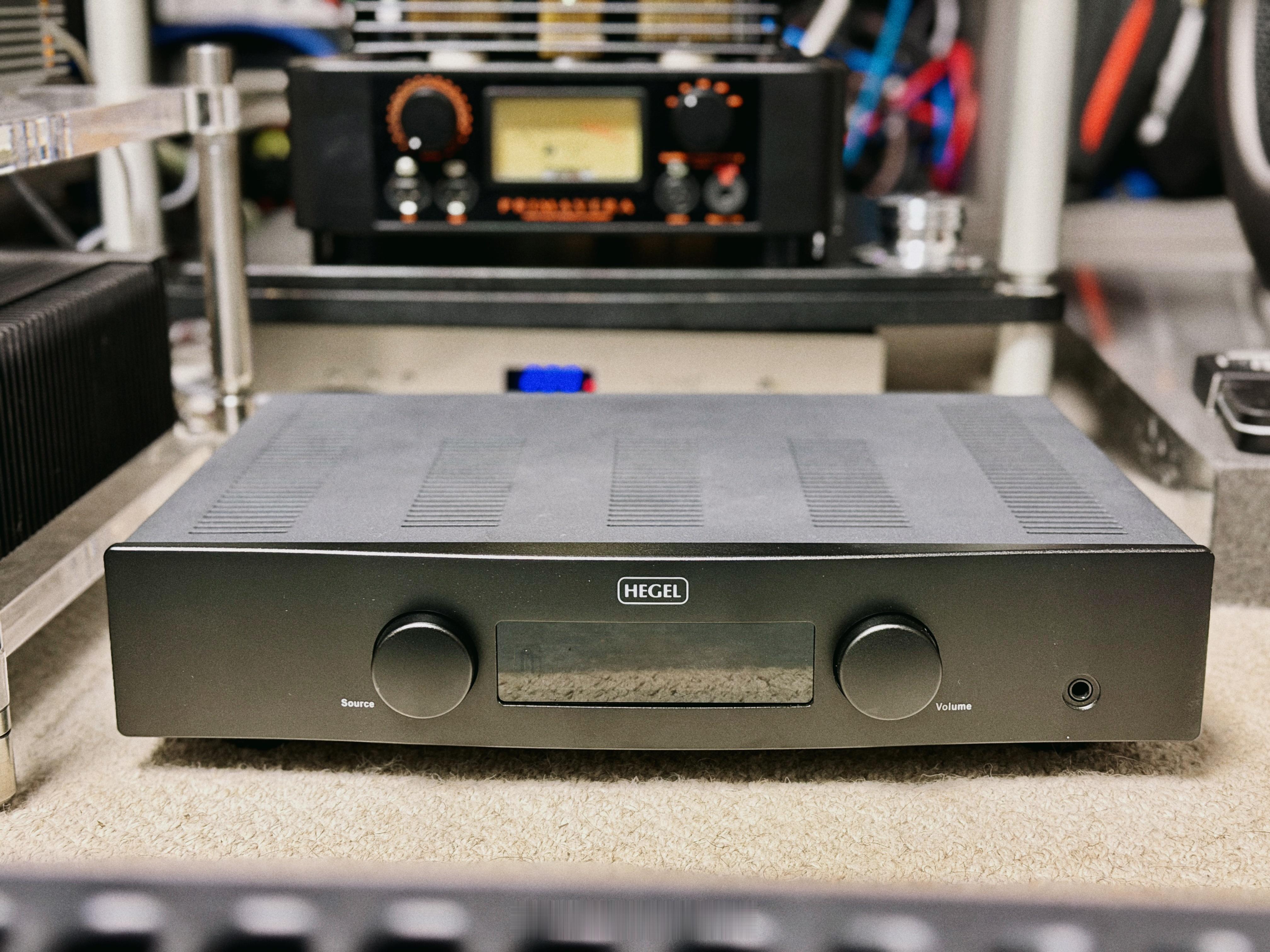 㕛搞了台小黑狗HEGEL H120推闲置很久的ProAC D28落地箱。这是一台