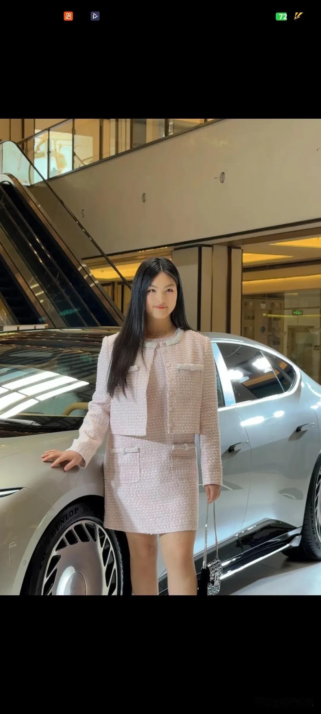 王诗龄都有美女专属的小胡子
美女专属哈
发现美女都有
巴特，和妈妈也太像了吧，一