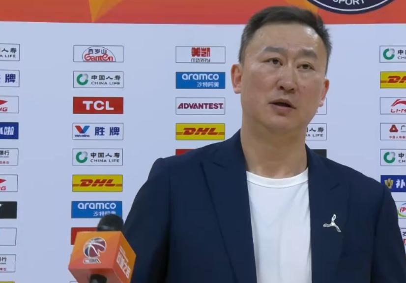 青岛男篮客场绝杀广州男篮的赛后采访，主教练刘维伟说道：“广州队上一场在主场刚战胜