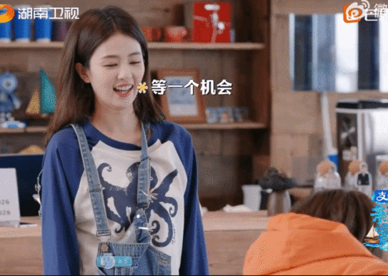 白鹿把孩子塞到王鹤棣怀里白鹿塞娃给王鹤棣！这三口之家我先磕为敬！亲爱的客栈