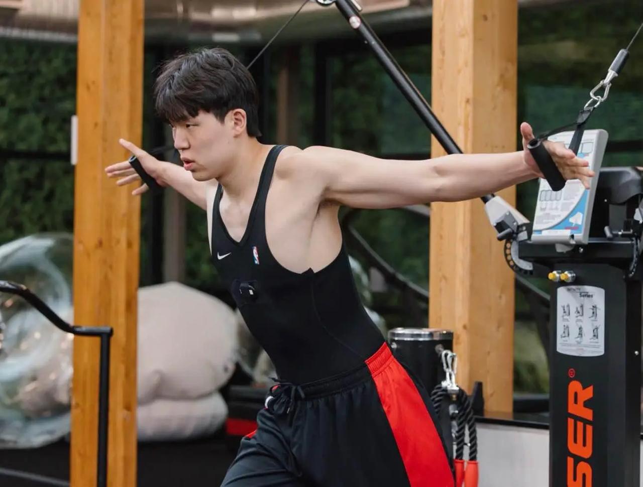 杨瀚森成为继姚明之后第二位参加NBA新秀赛的球员。在NBA官方公布的NBA新秀赛