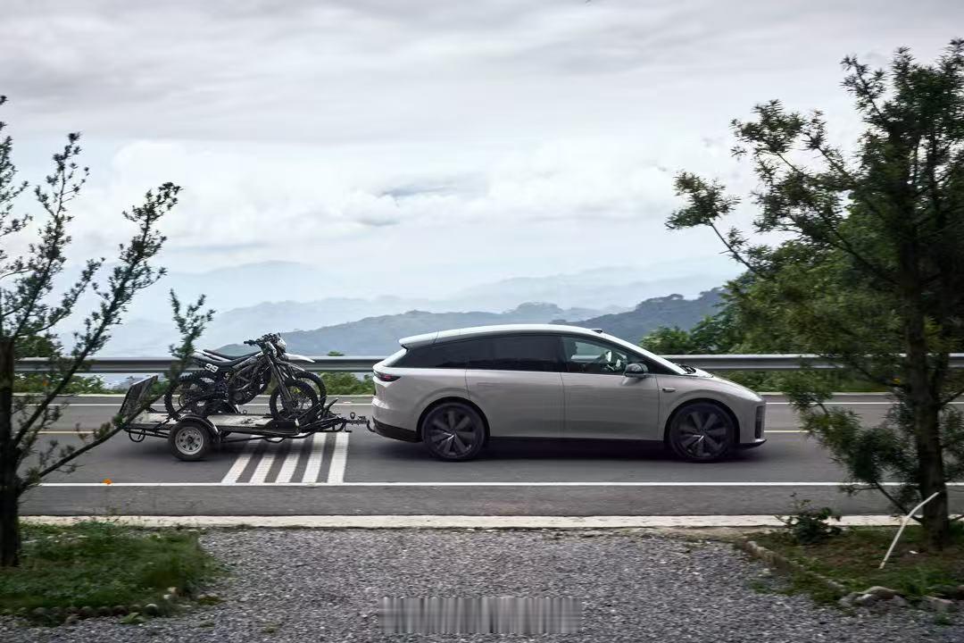李想称理想i6无小订想哥说了哟，这次理想 i6 没有小订，9 月底直接开交付！新