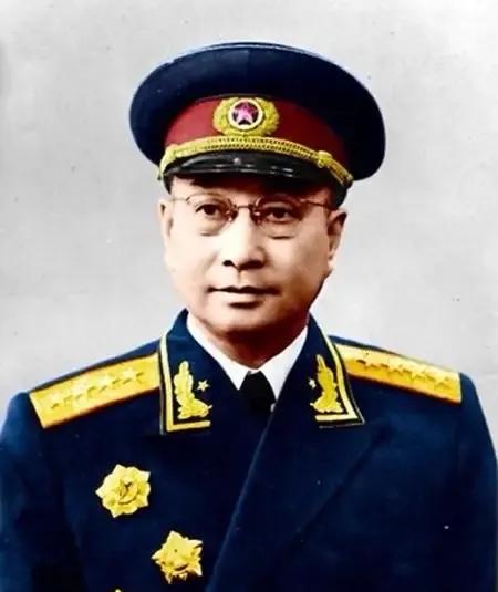 1948年，大战在即，有人竟私自搜查司令员陈赓的房间，开会时，陈赓说：“不能这样