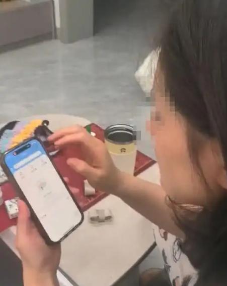 真的离大谱！

7月2日，安徽28岁的刘女士申领失业金时被拒，一查才震惊地发现，