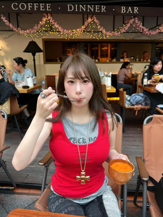 吃饭拍照两不误🍴