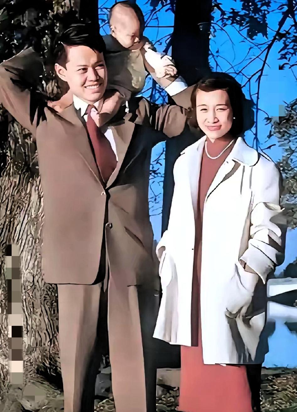 先生溘然长逝，享年103岁。
1951年，这张在美国拍的全家福里，先生抱着一岁多