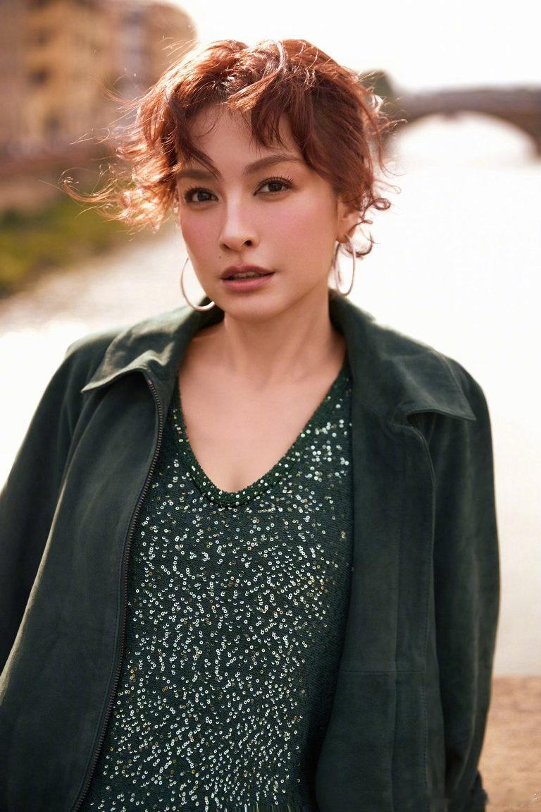 吴昕主打一个松弛吴昕中女魅力从容自在才是顶配，吴昕身上的中女魅力太绝，松弛不紧绷