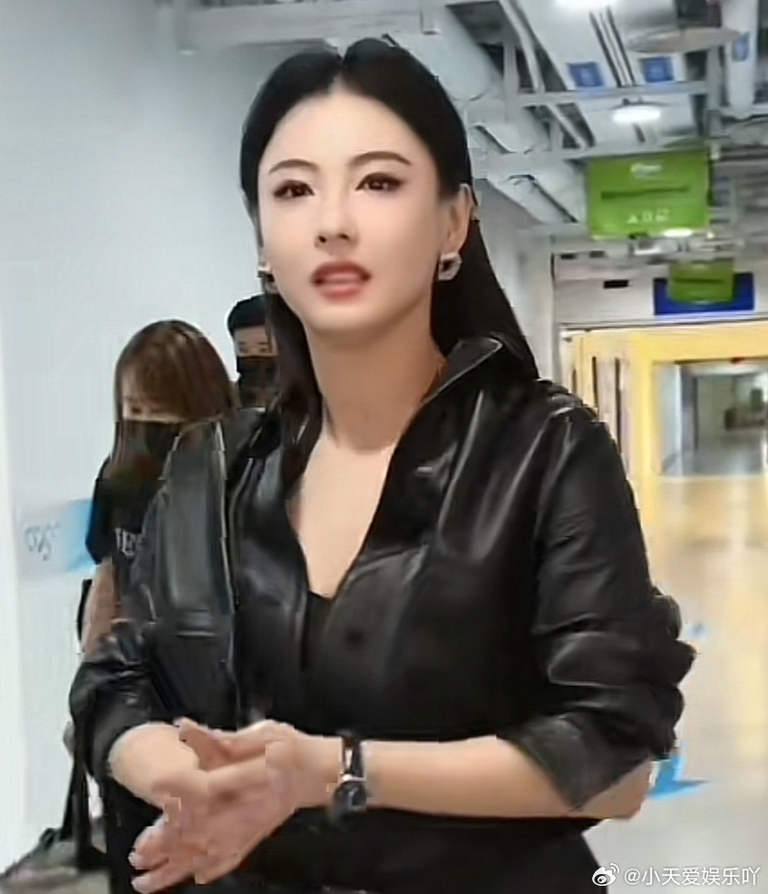 张柏芝演唱会近照大变样！ 张柏芝北京冰丝带MarsX演唱会现场直拍曝光，一身黑皮
