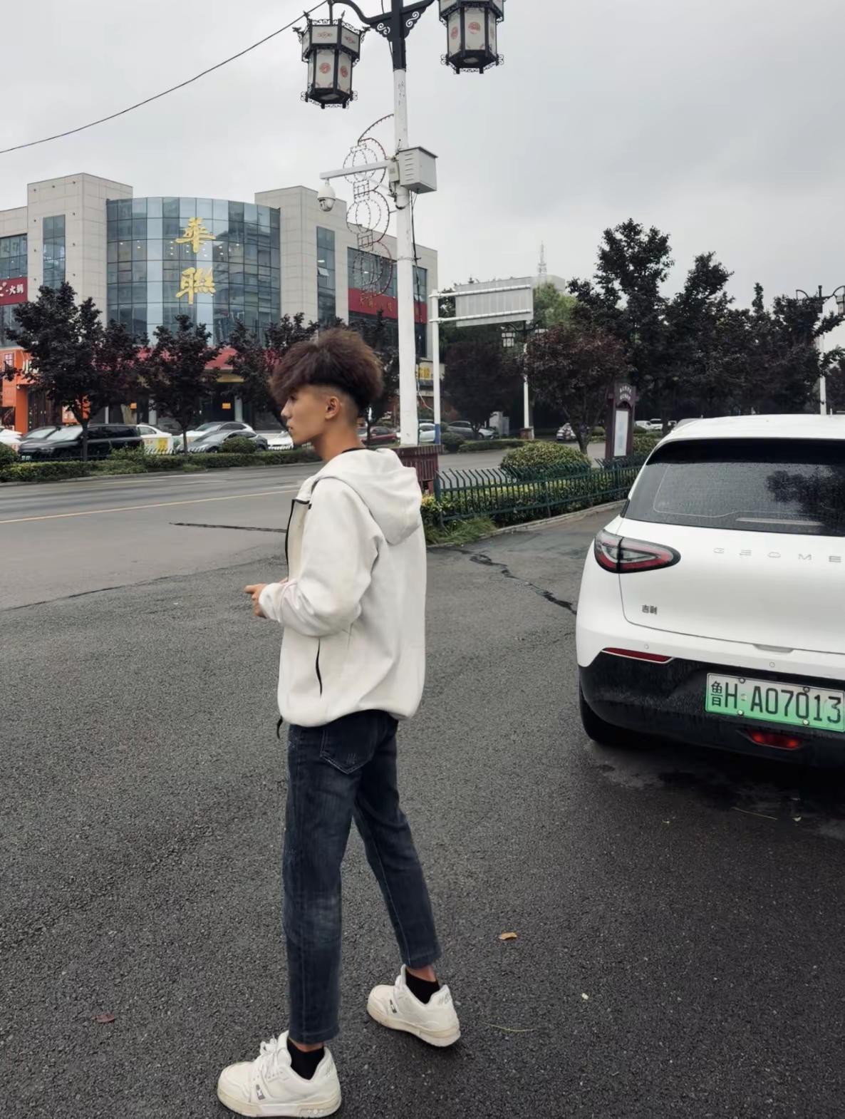 有些话太重了 落在太轻的年纪就会砸坏些什么 也许是真心 或是一份勇气