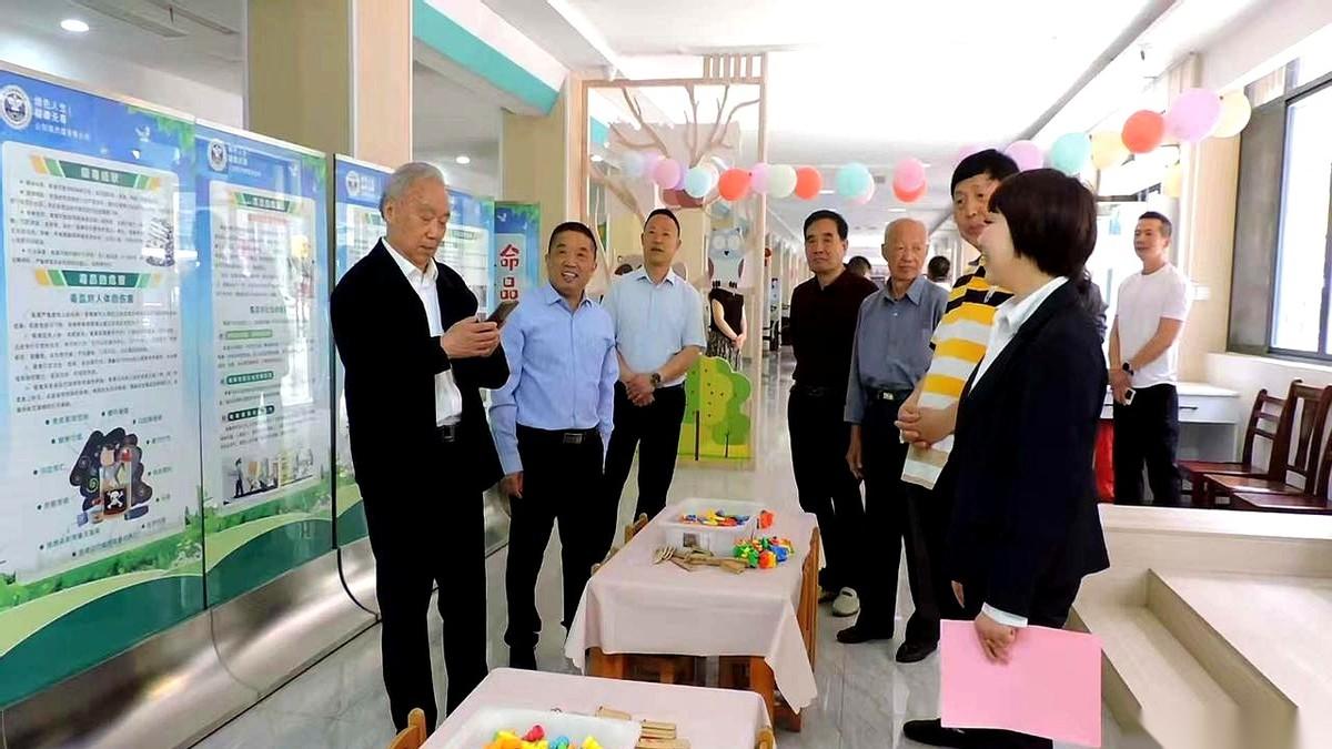 中江县凯江镇的“雏鹰讲堂”，那天突然来了两位领导。
车子没提前打招呼，直接停在了