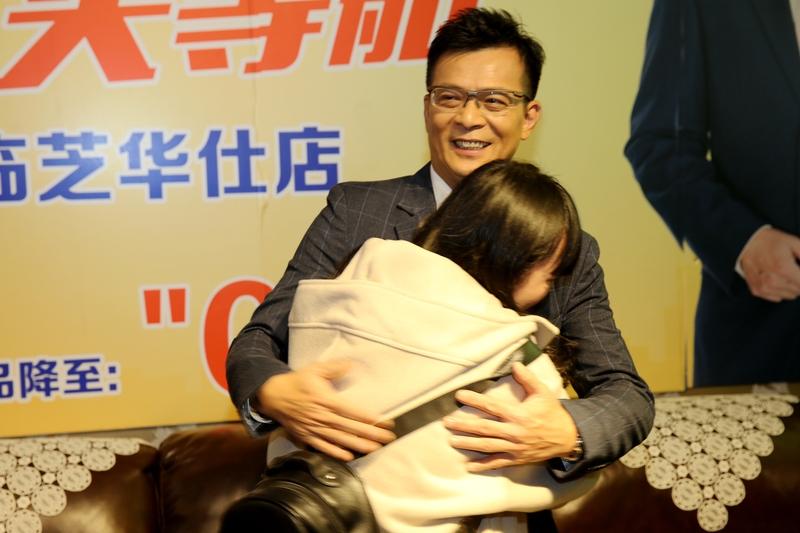 黄日华绝对是宠粉艺人。之前就有粉丝分享过与他的经历，有次活动结束后，黄日华没有马