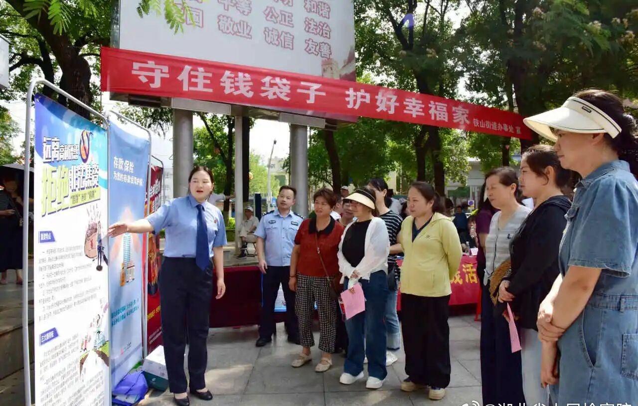 尤其对着叔叔阿姨重点拆招——“养老专属项目”“熟人拍胸脯推荐理财”的套路一个不落