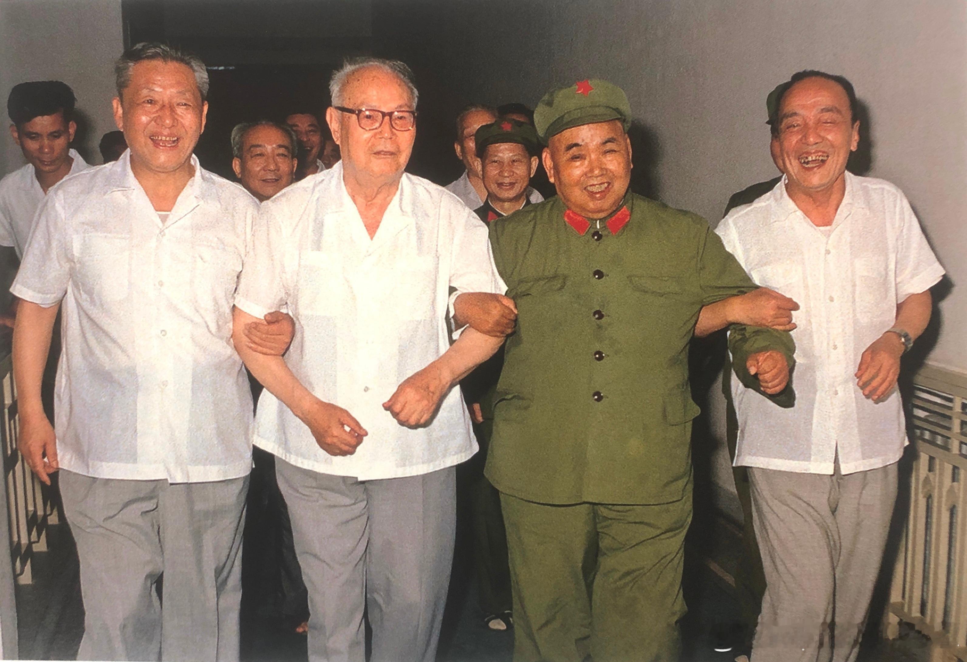 经典老照片，1979年6月1日广东省委领导陪同中央领导接见参加广东省委三级干部会