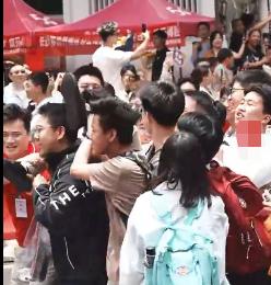长沙考点再现经典名场面，冲出校门的考生把老师举过头顶！

考试结束，再也掩饰不住
