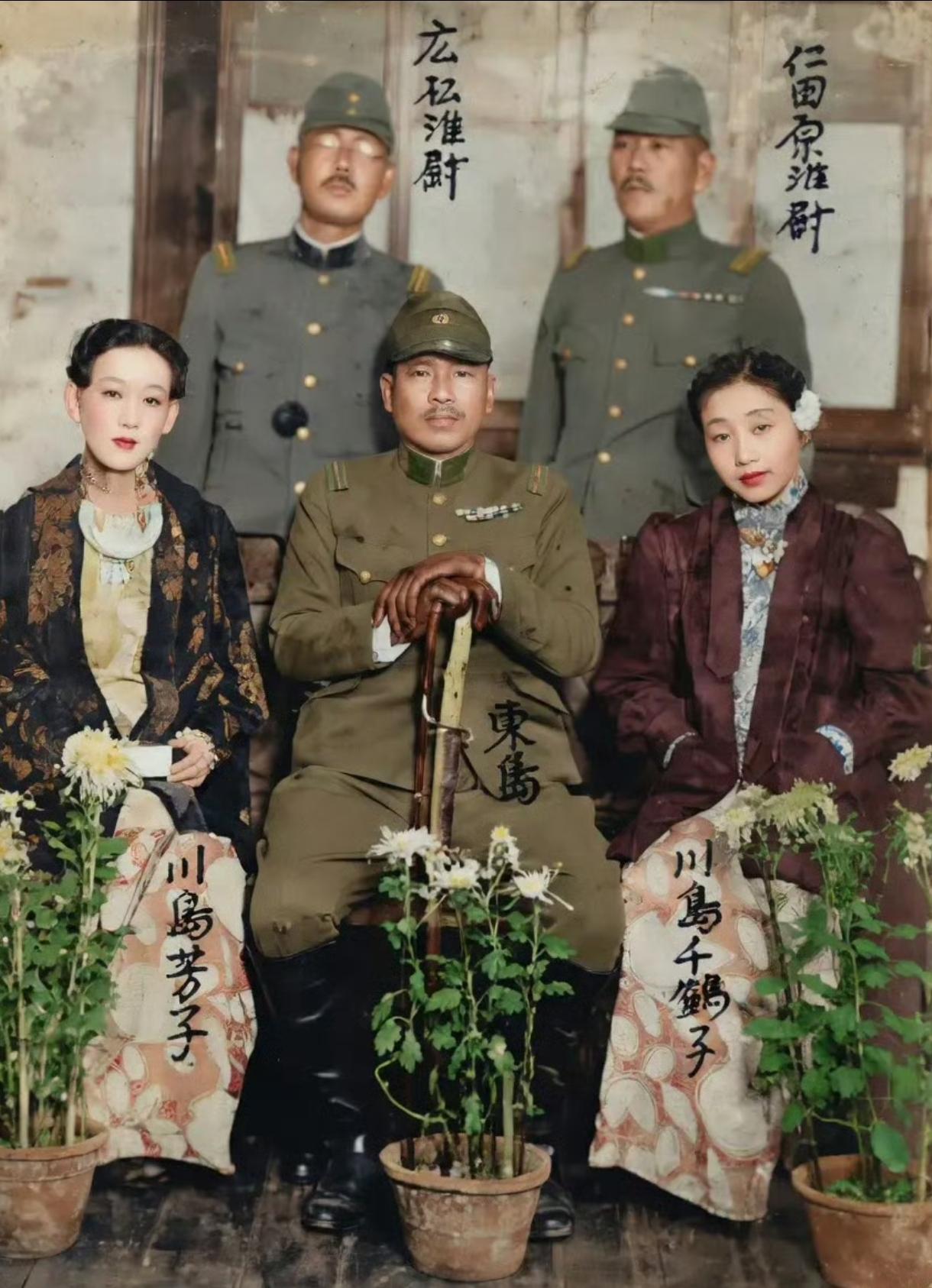 还原历史，川岛芳子并不像影视剧中模样，长得并不漂亮，龅牙，打了好多粉底，是个丑八