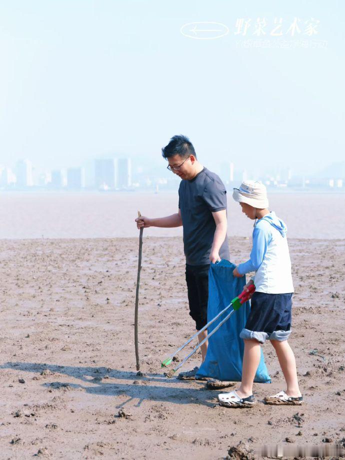 台州志愿者以艺术共创赋能蓝色循环4月21日，在世界地球日前夕，台州椒江章安街道启