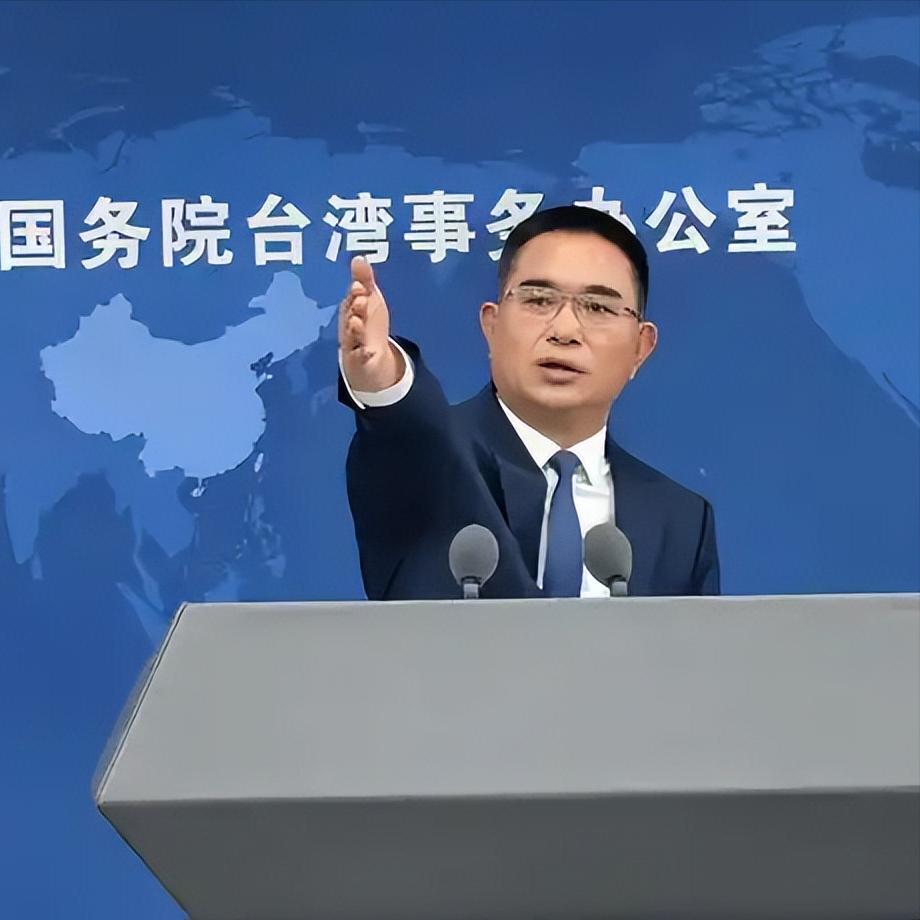 没开一枪，没打一发炮弹，台当局却先破防了。8月12日，中国海军“红河”舰与印度尼