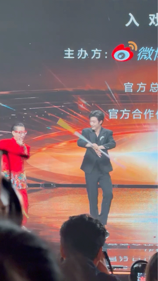 陈少熙晒与六小龄童合照陈少熙六小龄童合照微博视界大会能够得到前辈的耐心指导，还拍