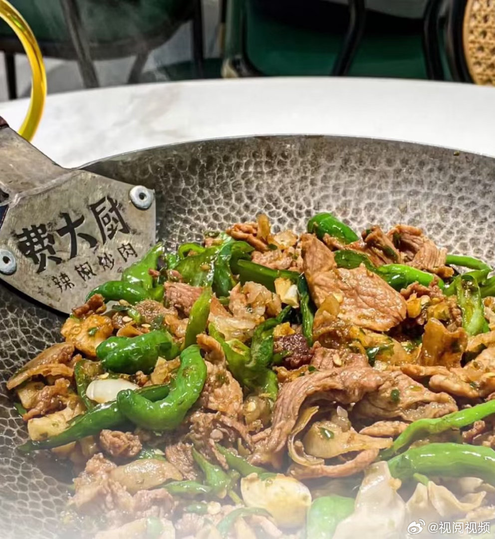 【费大厨门店回应称号争议风波：客流未受影响，高峰期排队半小时以上】多地费大厨门店