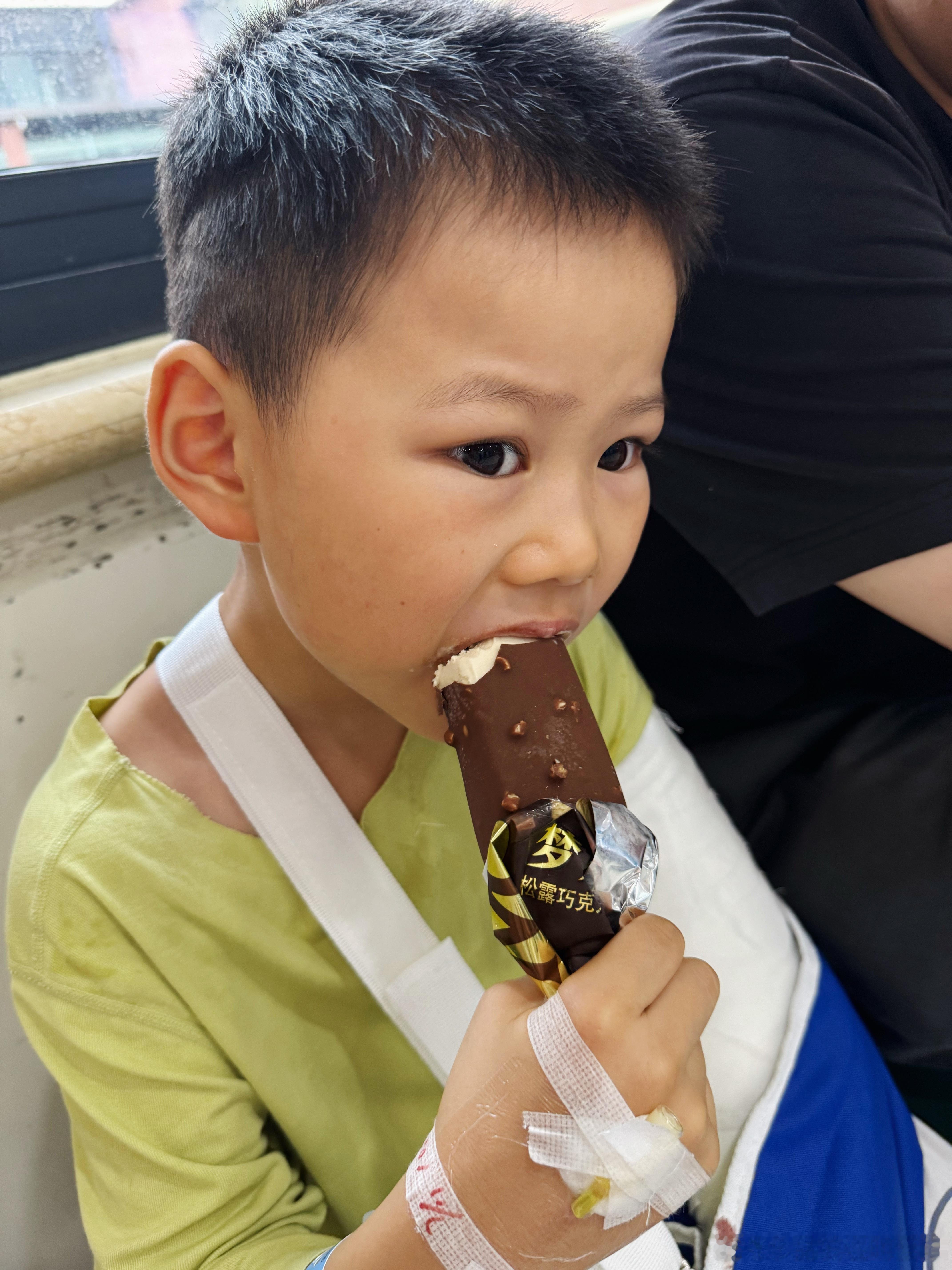 昨晚娃十一点半做完手术夜里三点多清醒过来麻醉过了疼的厉害医生开了止痛药夜里喝了点