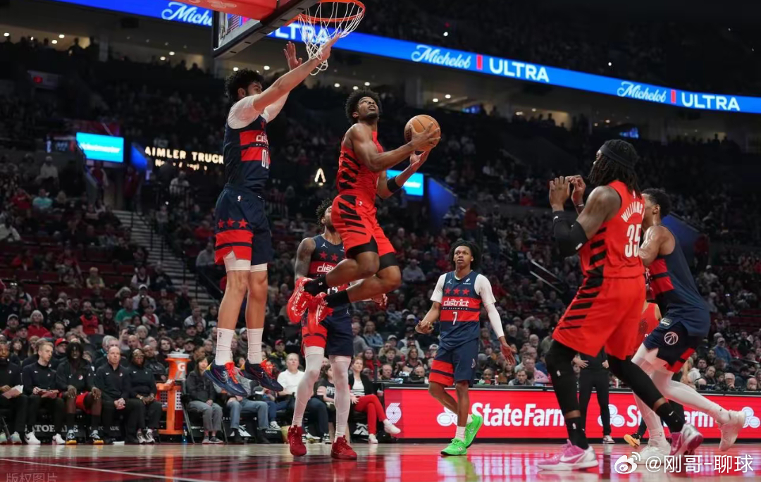 杨瀚森末节6+4+1帽+遭抱摔吃生涯首T！开拓者3人20+狂胜奇才35分杨瀚森遭