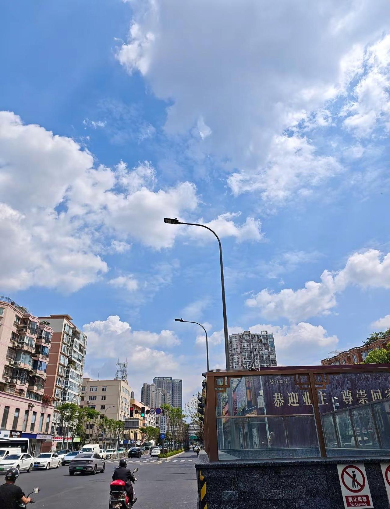 成都周末天气好到爆 自考 第一天，温度适宜，蓝天白云，空气清新，成都天气好到爆美