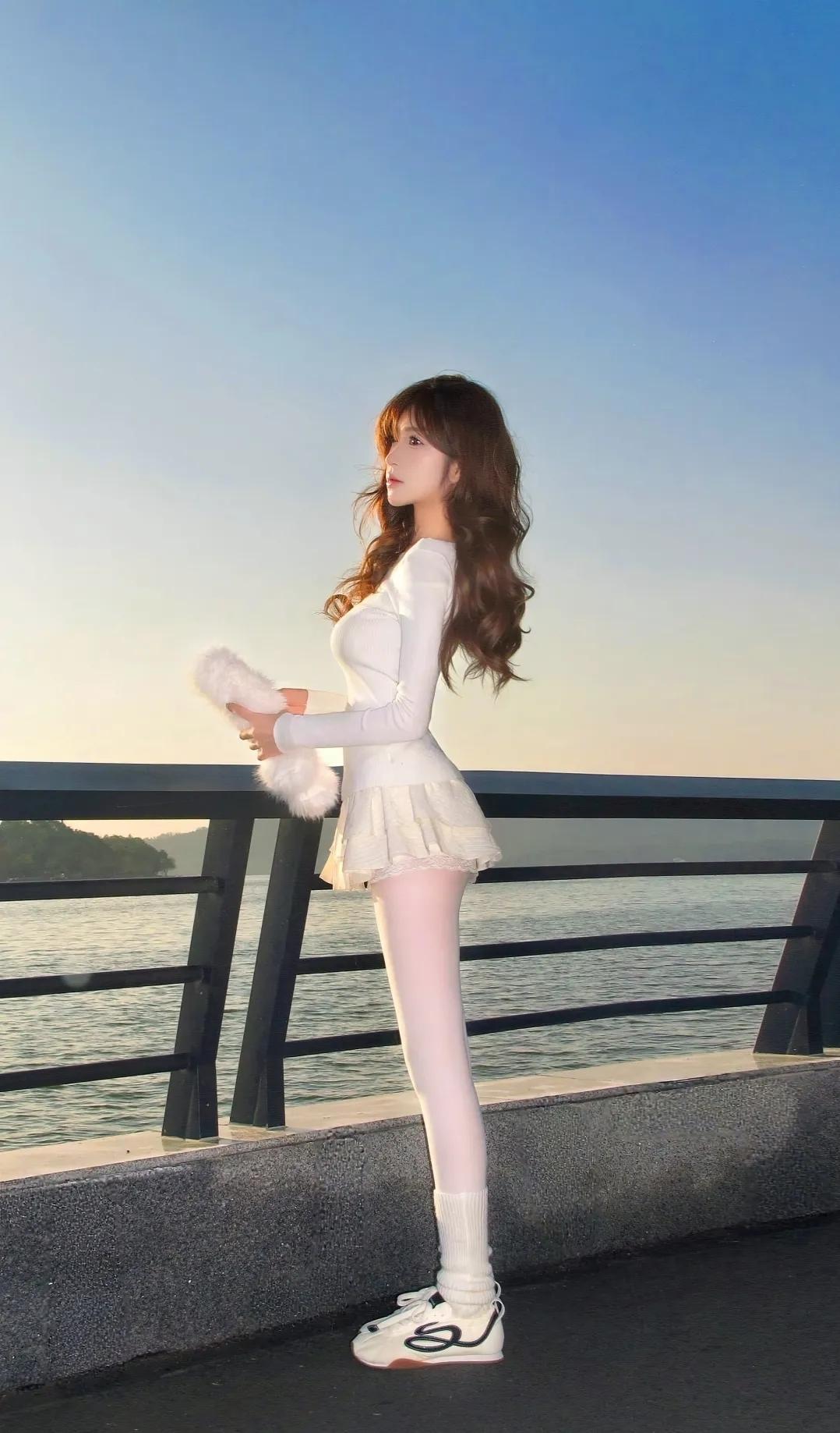 海边漫步，温柔少女与海风相伴今日分享随手拍照片 海边漫步照 海边元气少女 海边随