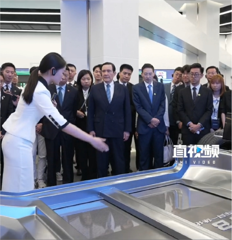 昨天马英九在参观深圳比亚迪时，讲解员给他介绍腾势D9可以实现在车上视频开会，马英
