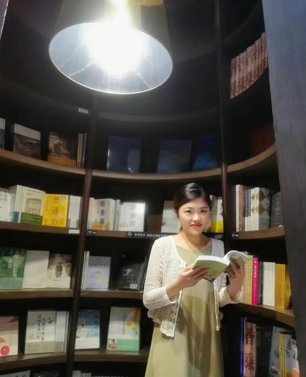 在连江黄如论中学贵安学校有这样一位小学思政课教师，她师范毕业后回到家乡，成为连江